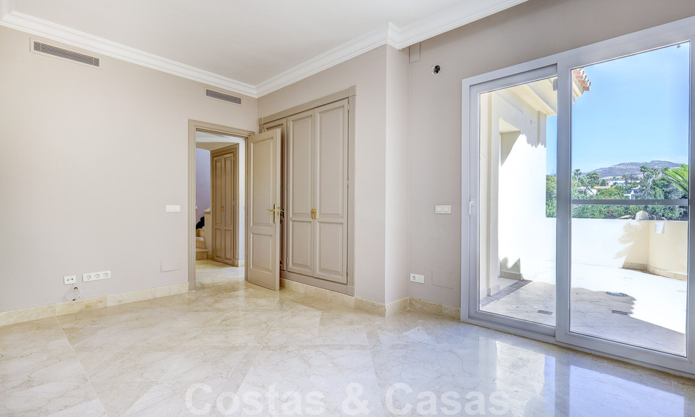 Penthouse de luxe à vendre dans un magnifique complexe de golf en première ligne à Nueva Andalucia, Marbella 51690