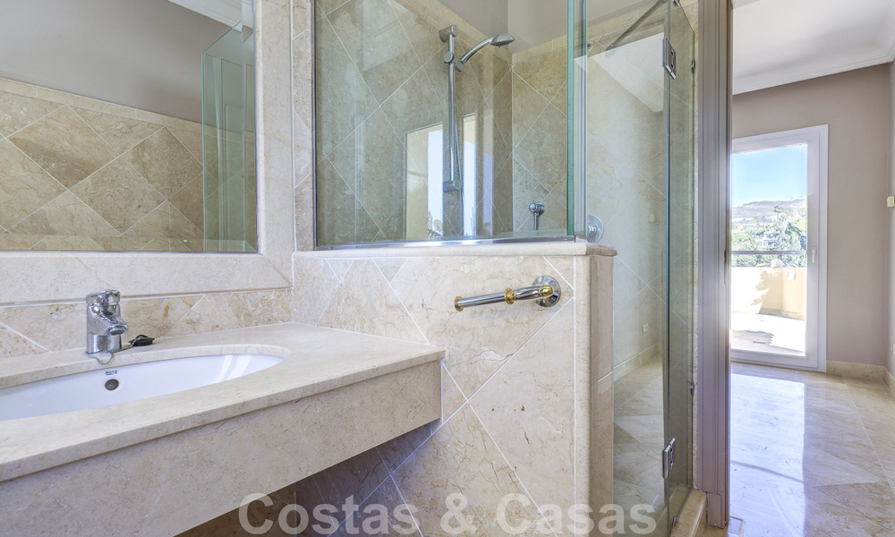 Penthouse de luxe à vendre dans un magnifique complexe de golf en première ligne à Nueva Andalucia, Marbella 51693