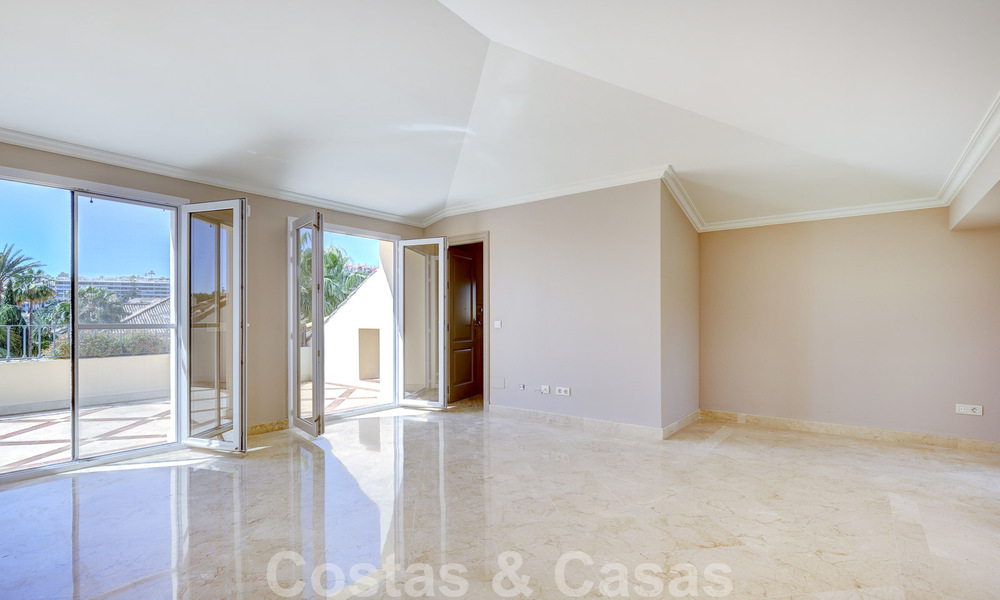 Penthouse de luxe à vendre dans un magnifique complexe de golf en première ligne à Nueva Andalucia, Marbella 51694