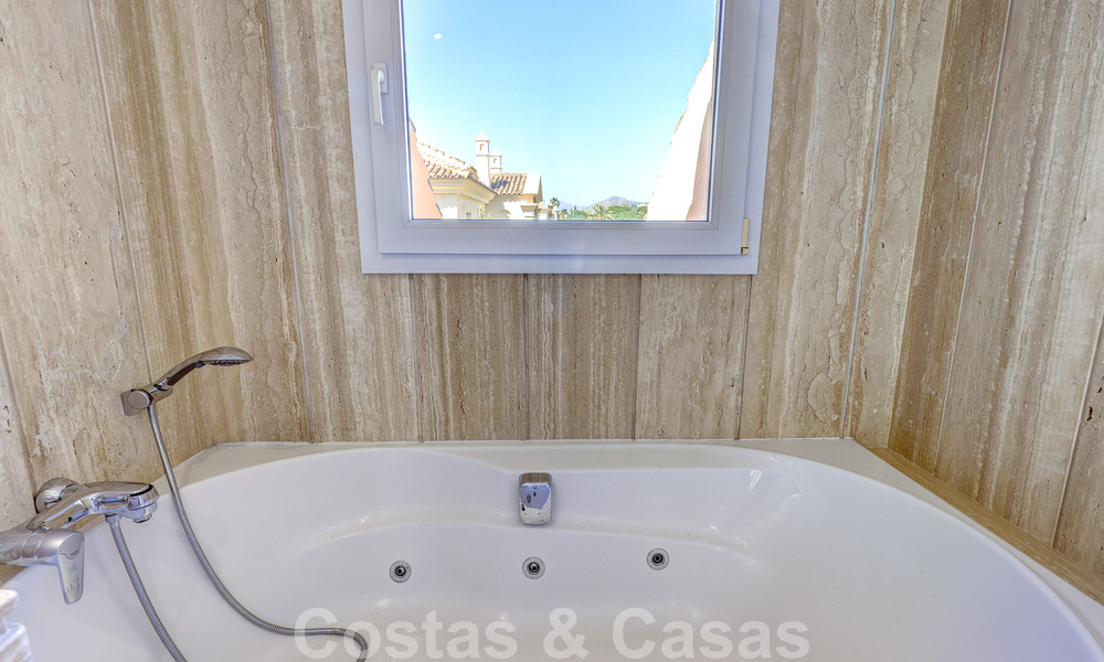 Penthouse de luxe à vendre dans un magnifique complexe de golf en première ligne à Nueva Andalucia, Marbella 51696