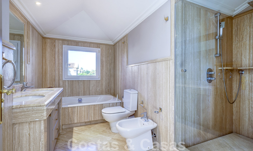 Penthouse de luxe à vendre dans un magnifique complexe de golf en première ligne à Nueva Andalucia, Marbella 51697