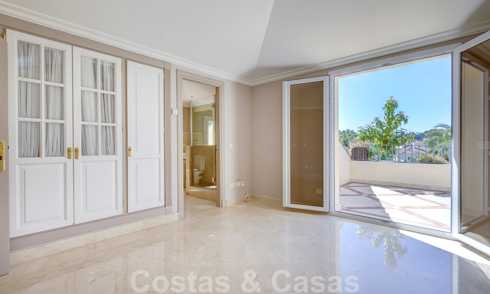 Penthouse de luxe à vendre dans un magnifique complexe de golf en première ligne à Nueva Andalucia, Marbella 51704