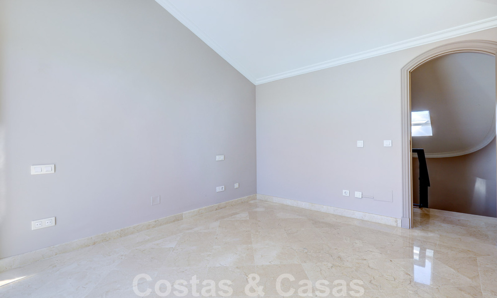 Penthouse de luxe à vendre dans un magnifique complexe de golf en première ligne à Nueva Andalucia, Marbella 51705