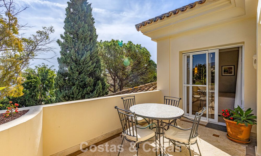 Penthouse de luxe à vendre dans un magnifique complexe de golf en première ligne à Nueva Andalucia, Marbella 797004