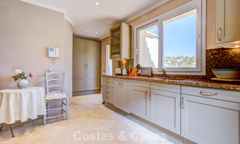 Penthouse de luxe à vendre dans un magnifique complexe de golf en première ligne à Nueva Andalucia, Marbella 797006