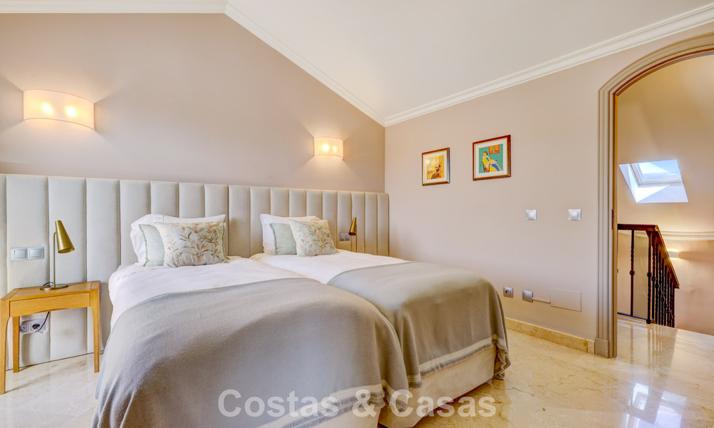 Penthouse de luxe à vendre dans un magnifique complexe de golf en première ligne à Nueva Andalucia, Marbella 797015