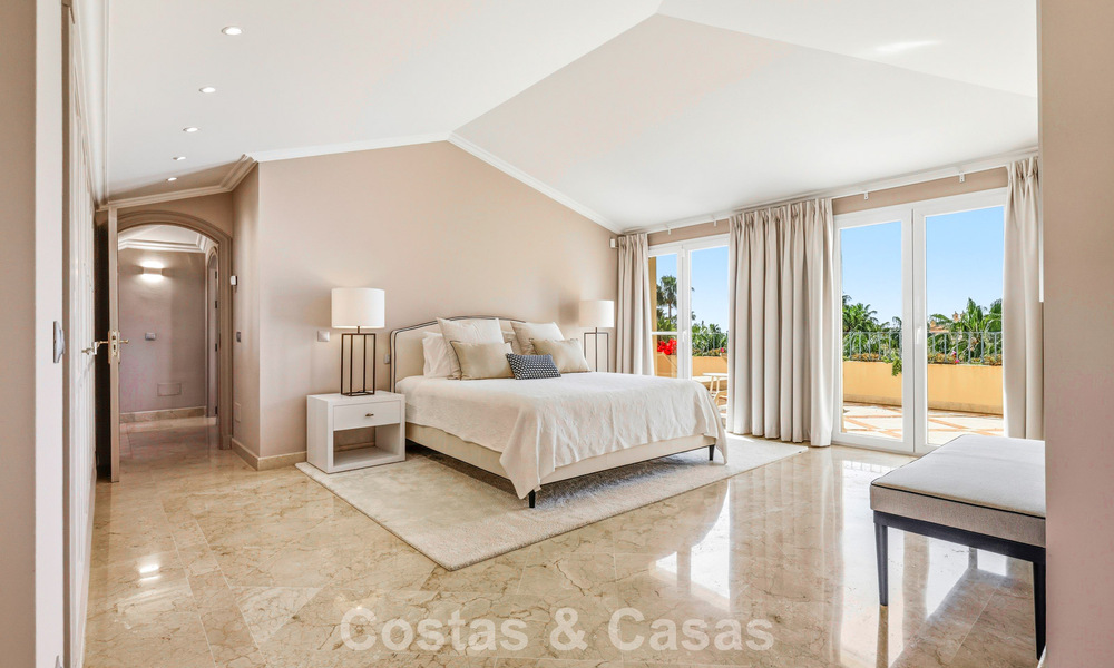 Penthouse de luxe à vendre dans un magnifique complexe de golf en première ligne à Nueva Andalucia, Marbella 797021