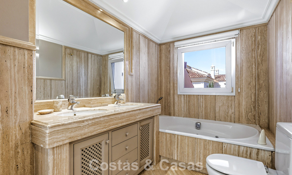 Penthouse de luxe à vendre dans un magnifique complexe de golf en première ligne à Nueva Andalucia, Marbella 797024