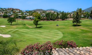 Penthouse de luxe à vendre dans un magnifique complexe de golf en première ligne à Nueva Andalucia, Marbella 797032 