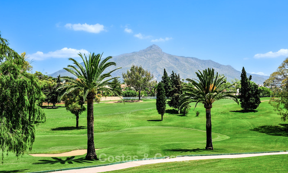 Penthouse de luxe à vendre dans un magnifique complexe de golf en première ligne à Nueva Andalucia, Marbella 797038