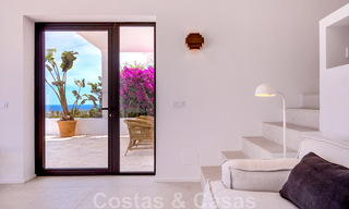 Villa de style méditerranéen rénovée à vendre avec vue sur la mer, dans une communauté surélevée et fermée à Marbella - Benahavis 42881 