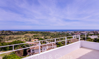Villa de style méditerranéen rénovée à vendre avec vue sur la mer, dans une communauté surélevée et fermée à Marbella - Benahavis 42891 