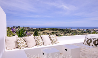 Villa de style méditerranéen rénovée à vendre avec vue sur la mer, dans une communauté surélevée et fermée à Marbella - Benahavis 42895 