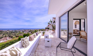 Villa de style méditerranéen rénovée à vendre avec vue sur la mer, dans une communauté surélevée et fermée à Marbella - Benahavis 42903 