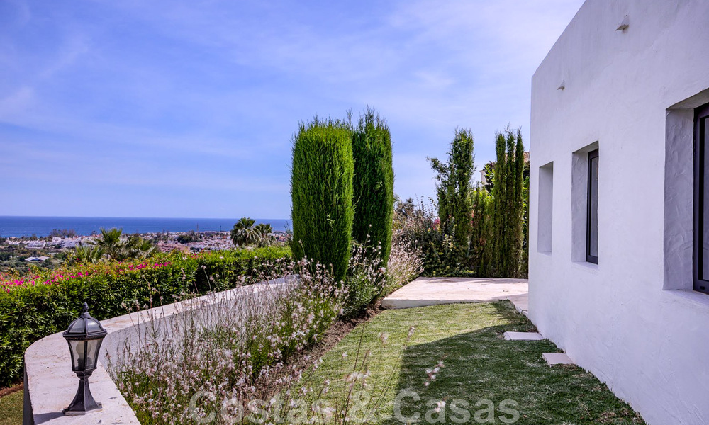 Villa de style méditerranéen rénovée à vendre avec vue sur la mer, dans une communauté surélevée et fermée à Marbella - Benahavis 45531