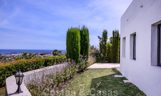 Villa de style méditerranéen rénovée à vendre avec vue sur la mer, dans une communauté surélevée et fermée à Marbella - Benahavis 45531 