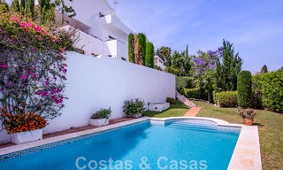 Villa de style méditerranéen rénovée à vendre avec vue sur la mer, dans une communauté surélevée et fermée à Marbella - Benahavis 45532 