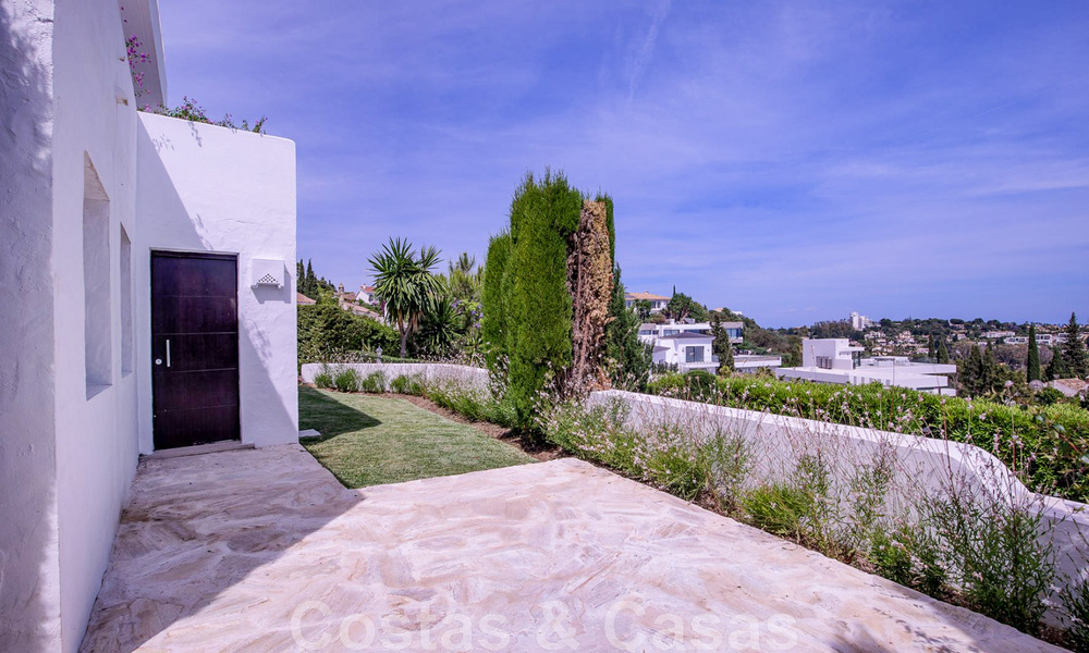 Villa de style méditerranéen rénovée à vendre avec vue sur la mer, dans une communauté surélevée et fermée à Marbella - Benahavis 45534
