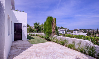 Villa de style méditerranéen rénovée à vendre avec vue sur la mer, dans une communauté surélevée et fermée à Marbella - Benahavis 45534 