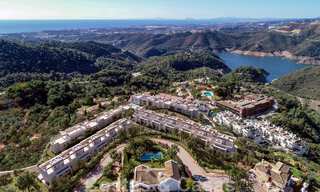 Nouveaux appartements de luxe à vendre, avec vue imprenable sur le lac, les montagnes et la côte vers Gibraltar, situés dans le paisible Istán, Costa del Sol 42607 