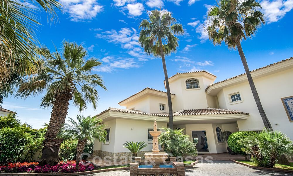 Villa andalouse à vendre avec vue sur la mer dans une urbanisation fermée située entre la vallée du golf de Nueva Andalucia et La Quinta golf, à Benahavis - Marbella 42727