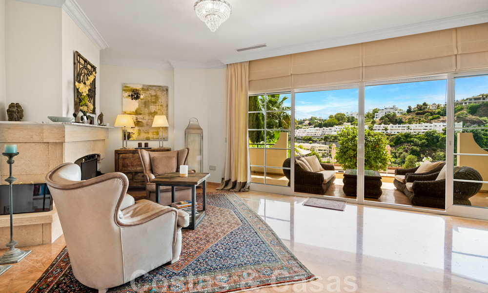 Villa andalouse à vendre avec vue sur la mer dans une urbanisation fermée située entre la vallée du golf de Nueva Andalucia et La Quinta golf, à Benahavis - Marbella 42729