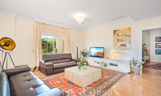 Villa andalouse à vendre avec vue sur la mer dans une urbanisation fermée située entre la vallée du golf de Nueva Andalucia et La Quinta golf, à Benahavis - Marbella 42731 