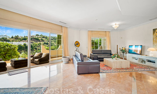 Villa andalouse à vendre avec vue sur la mer dans une urbanisation fermée située entre la vallée du golf de Nueva Andalucia et La Quinta golf, à Benahavis - Marbella 42732 