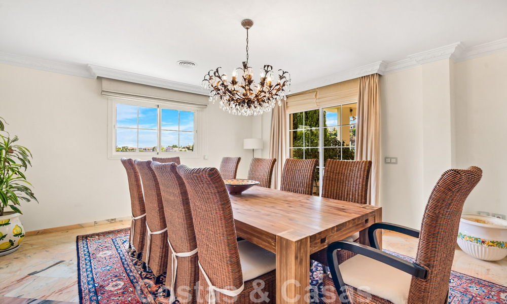 Villa andalouse à vendre avec vue sur la mer dans une urbanisation fermée située entre la vallée du golf de Nueva Andalucia et La Quinta golf, à Benahavis - Marbella 42734