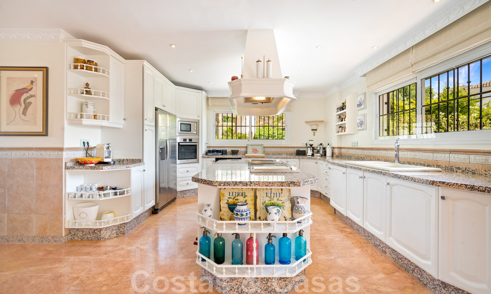 Villa andalouse à vendre avec vue sur la mer dans une urbanisation fermée située entre la vallée du golf de Nueva Andalucia et La Quinta golf, à Benahavis - Marbella 42736