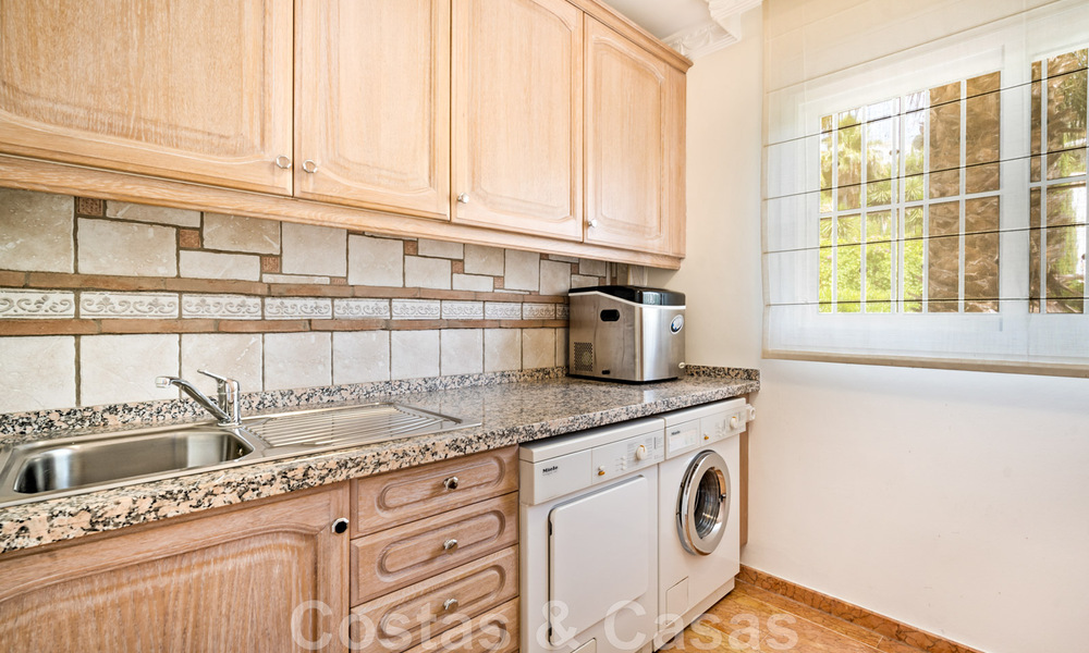 Villa andalouse à vendre avec vue sur la mer dans une urbanisation fermée située entre la vallée du golf de Nueva Andalucia et La Quinta golf, à Benahavis - Marbella 42737