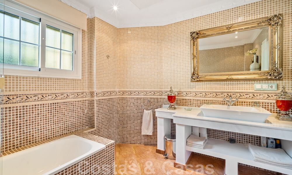 Villa andalouse à vendre avec vue sur la mer dans une urbanisation fermée située entre la vallée du golf de Nueva Andalucia et La Quinta golf, à Benahavis - Marbella 42740