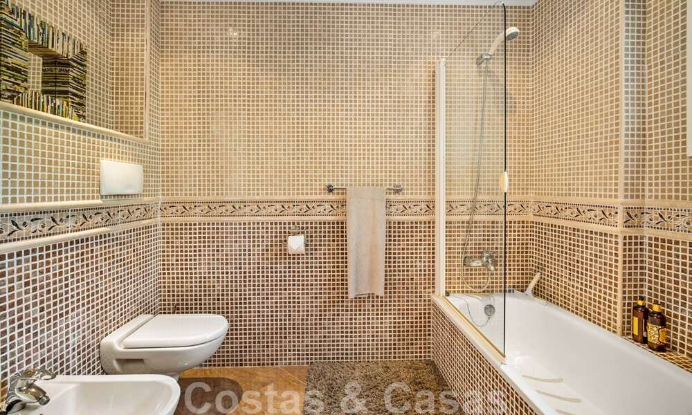 Villa andalouse à vendre avec vue sur la mer dans une urbanisation fermée située entre la vallée du golf de Nueva Andalucia et La Quinta golf, à Benahavis - Marbella 42741