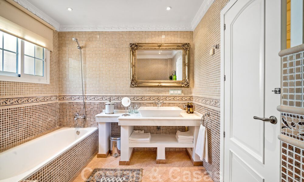 Villa andalouse à vendre avec vue sur la mer dans une urbanisation fermée située entre la vallée du golf de Nueva Andalucia et La Quinta golf, à Benahavis - Marbella 42744