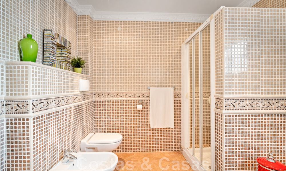 Villa andalouse à vendre avec vue sur la mer dans une urbanisation fermée située entre la vallée du golf de Nueva Andalucia et La Quinta golf, à Benahavis - Marbella 42745