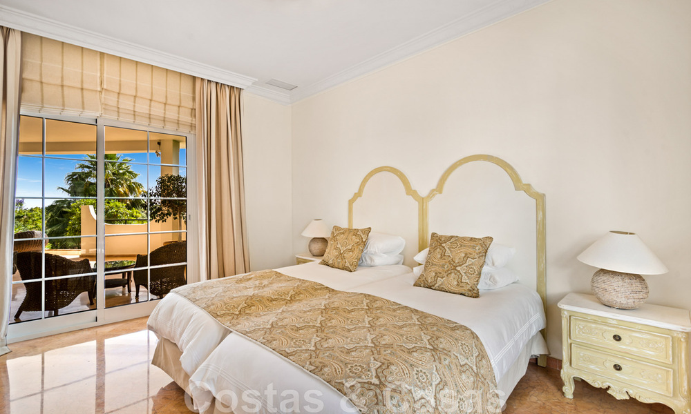 Villa andalouse à vendre avec vue sur la mer dans une urbanisation fermée située entre la vallée du golf de Nueva Andalucia et La Quinta golf, à Benahavis - Marbella 42747