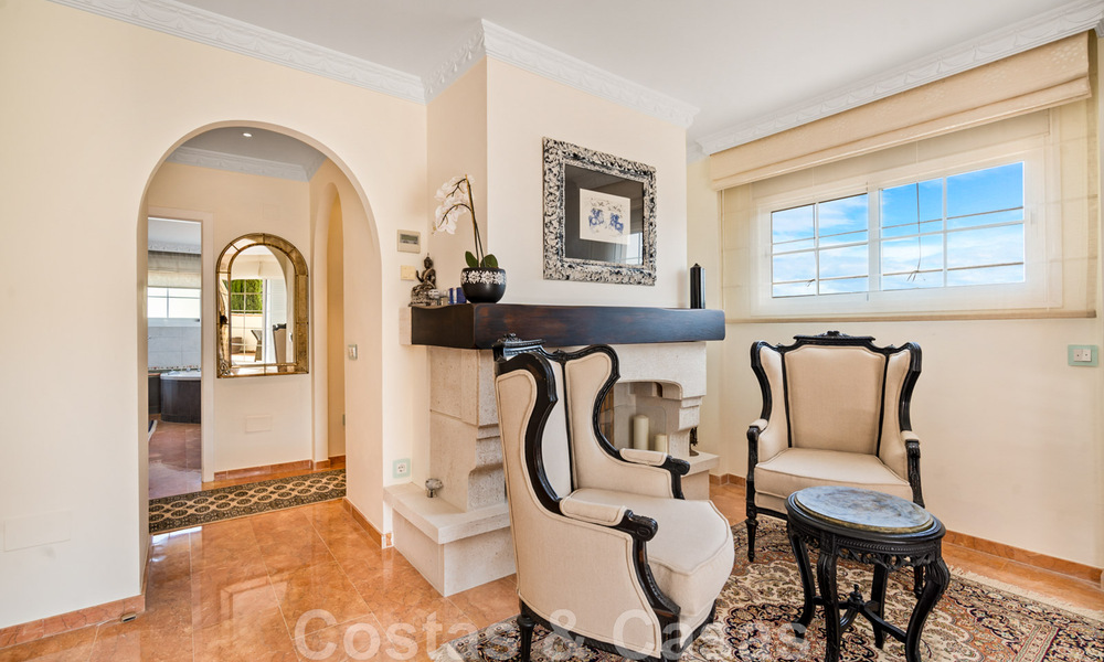 Villa andalouse à vendre avec vue sur la mer dans une urbanisation fermée située entre la vallée du golf de Nueva Andalucia et La Quinta golf, à Benahavis - Marbella 42749