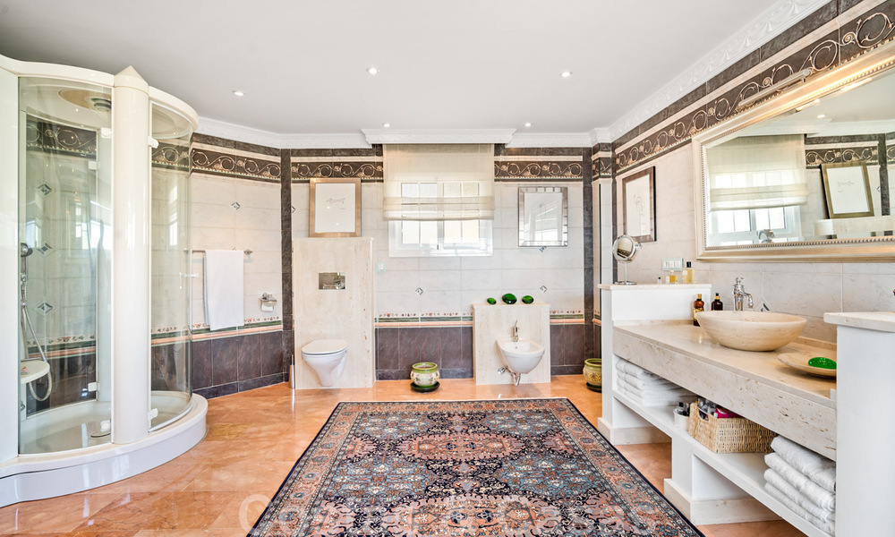 Villa andalouse à vendre avec vue sur la mer dans une urbanisation fermée située entre la vallée du golf de Nueva Andalucia et La Quinta golf, à Benahavis - Marbella 42750