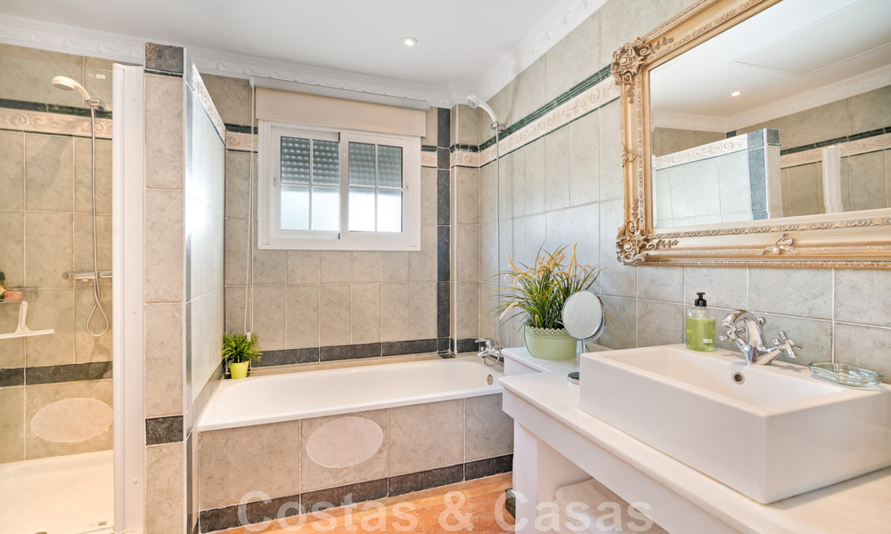 Villa andalouse à vendre avec vue sur la mer dans une urbanisation fermée située entre la vallée du golf de Nueva Andalucia et La Quinta golf, à Benahavis - Marbella 42754