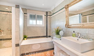 Villa andalouse à vendre avec vue sur la mer dans une urbanisation fermée située entre la vallée du golf de Nueva Andalucia et La Quinta golf, à Benahavis - Marbella 42754 