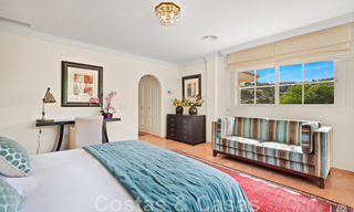 Villa andalouse à vendre avec vue sur la mer dans une urbanisation fermée située entre la vallée du golf de Nueva Andalucia et La Quinta golf, à Benahavis - Marbella 42757 