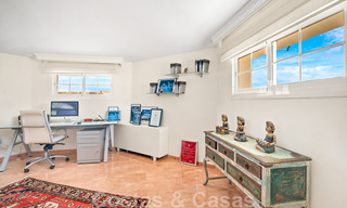 Villa andalouse à vendre avec vue sur la mer dans une urbanisation fermée située entre la vallée du golf de Nueva Andalucia et La Quinta golf, à Benahavis - Marbella 42758 