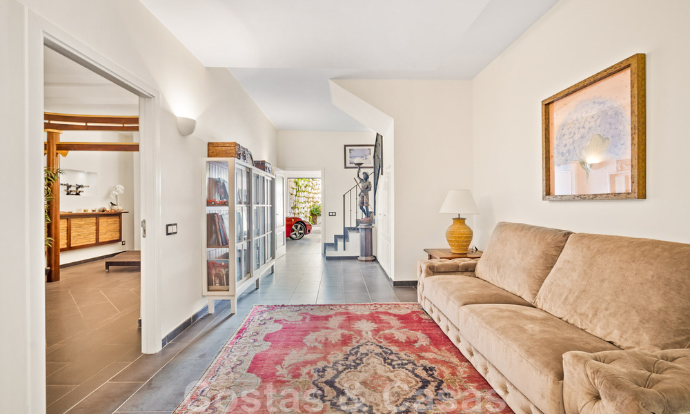 Villa andalouse à vendre avec vue sur la mer dans une urbanisation fermée située entre la vallée du golf de Nueva Andalucia et La Quinta golf, à Benahavis - Marbella 42760