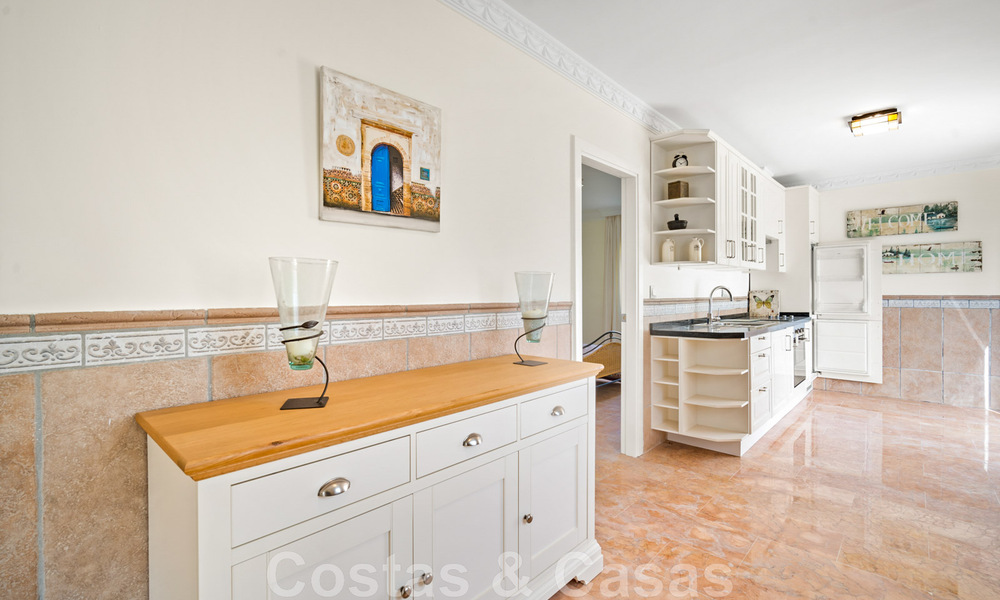 Villa andalouse à vendre avec vue sur la mer dans une urbanisation fermée située entre la vallée du golf de Nueva Andalucia et La Quinta golf, à Benahavis - Marbella 42761