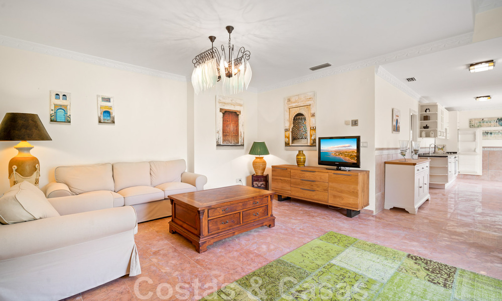 Villa andalouse à vendre avec vue sur la mer dans une urbanisation fermée située entre la vallée du golf de Nueva Andalucia et La Quinta golf, à Benahavis - Marbella 42764