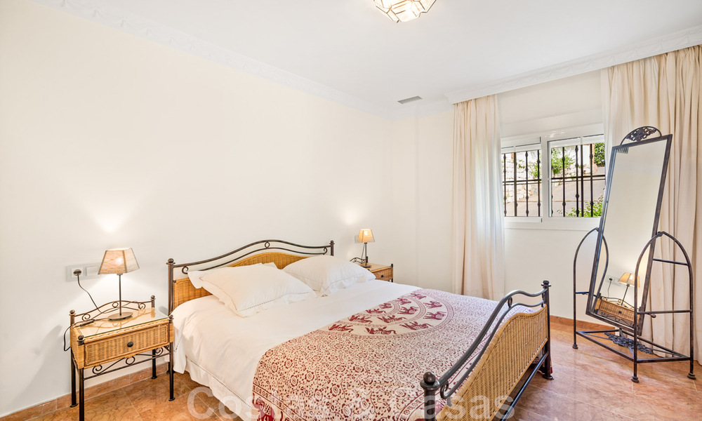 Villa andalouse à vendre avec vue sur la mer dans une urbanisation fermée située entre la vallée du golf de Nueva Andalucia et La Quinta golf, à Benahavis - Marbella 42765