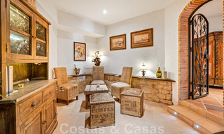Villa andalouse à vendre avec vue sur la mer dans une urbanisation fermée située entre la vallée du golf de Nueva Andalucia et La Quinta golf, à Benahavis - Marbella 42769 