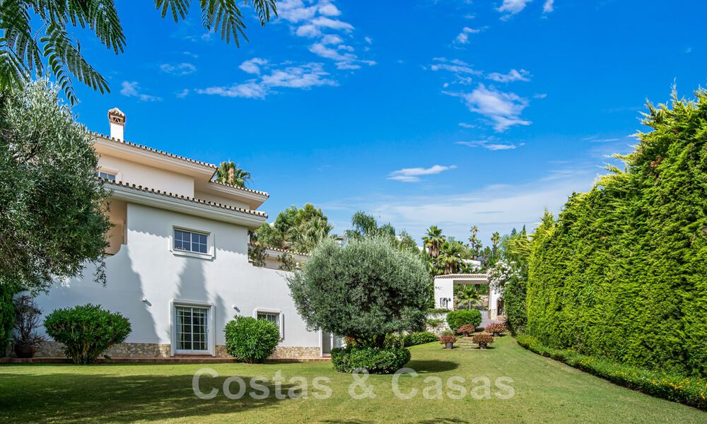 Villa andalouse à vendre avec vue sur la mer dans une urbanisation fermée située entre la vallée du golf de Nueva Andalucia et La Quinta golf, à Benahavis - Marbella 42770