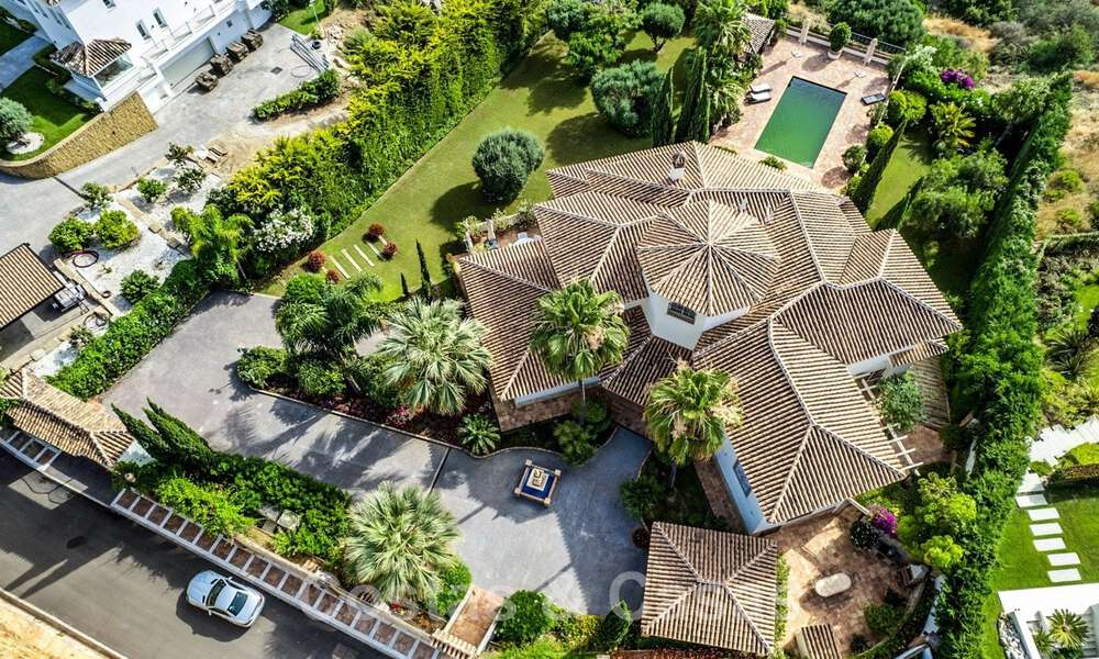Villa andalouse à vendre avec vue sur la mer dans une urbanisation fermée située entre la vallée du golf de Nueva Andalucia et La Quinta golf, à Benahavis - Marbella 42771
