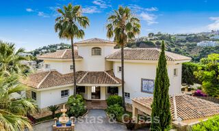Villa andalouse à vendre avec vue sur la mer dans une urbanisation fermée située entre la vallée du golf de Nueva Andalucia et La Quinta golf, à Benahavis - Marbella 42772 